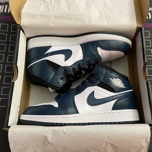 AJ1 Mids only been worn twice, practically new. Well taken care of, size 4.5 GS